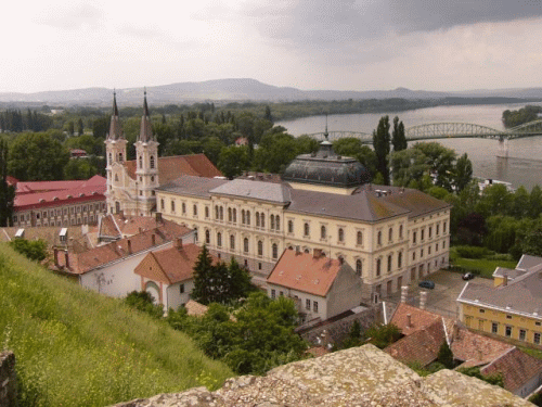 Foto Esztergom: Blick von der Basilika donauaufwrts