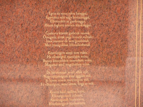 Foto Kecskemt: Kodly-Denkmal Inschrift Mitte unten