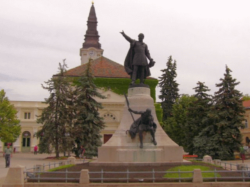 Foto: Kecskemt: Kossuth-Denkmal vom Rathaus aus gesehen