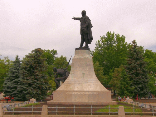 Foto Kecskemt: Kossuth-Denkmal von der Seite gesehen
