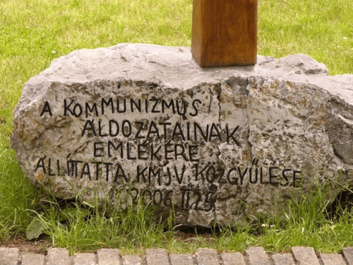 Foto Kekskemt: Inschrift des Denkmals fr Opfer des Kommunismus