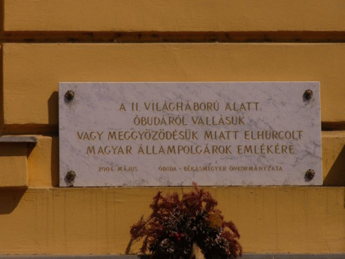 Foto buda: Inschrift zu Verschleppungen ins KZ