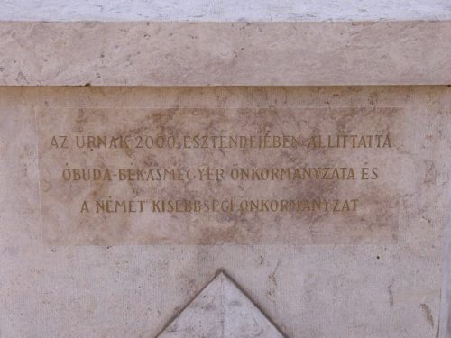 Foto Buda: Inschrift zu deutsch-ungarische Fahnen