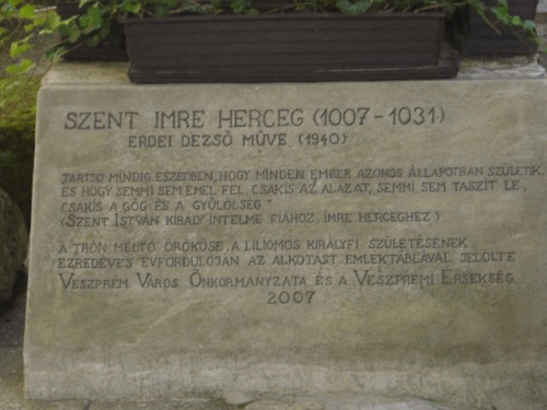 Foto Veszprm: Inschrift der Emmerich/Imre-Statue