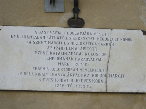 Foto Veszprm: Inschrift der Emmerich/Imre-Statue