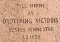 Photo Borgholm : Inscription de la statue de la reine Victoria