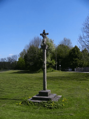 Foto Munique: cruz cristã de aspeto medieval