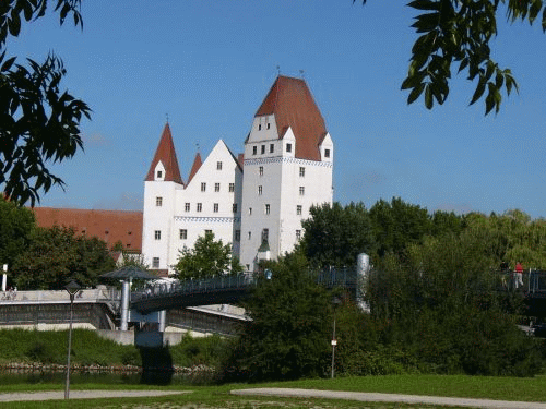 Foto Ingolstadt: Danube river, pedestrian bridge, and New Castle