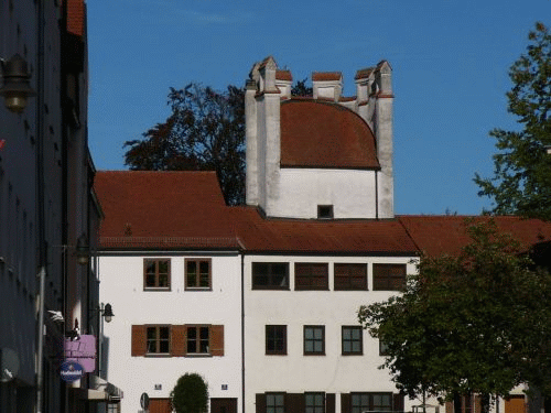 Foto Ingolstadt: Verschmelzung von Stadtmauer, Turm und Wohnhaus